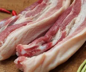 Luộc thịt bằng nước lạnh hay nước sôi mới đúng?