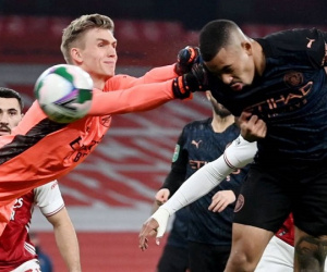 Bị CĐV lăng mạ, thủ thành của Arsenal phải khóa gấp tài khoản twitter