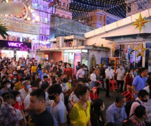 Người Sài Gòn đổ về trung tâm đêm Giáng sinh: Nhà thờ màu hồng và nhà thờ Đức Bà đông ná thở, giữ xe có nơi 'hét' 30k quay đầu chạy lẹ!