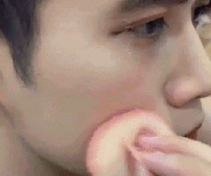 Cô nàng lôi bạn trai ra làm mẫu make-up, xong xuôi mới thấy 'tứk á' vì sao còn xinh hơn mình