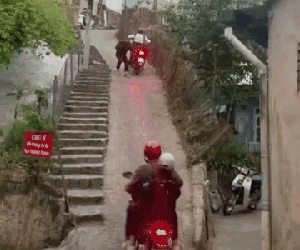 Clip 4 người suýt ngã nhào trên con dốc nổi tiếng là nguy hiểm ở Đà Lạt, khiến dân mạng một lần nữa khẳng định 'ai vượt qua chắc chắn là tay lái rất xịn'!
