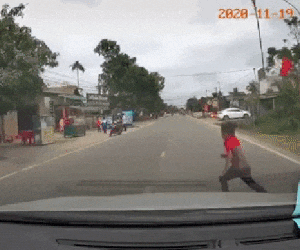 Clip: Bé trai sang đường thiếu quan sát bị ô tô tông văng lên nắp capo