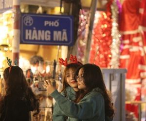 Hàng nghìn người Hà Nội đổ về nhà thờ lớn trong đêm Noel, nhiều người 'quên' đeo khẩu trang