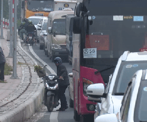 Video: Liều mạng đi vào vành đai 3, xe máy quay đầu bỏ chạy khi bị CA xử lý