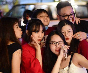 Video TP.HCM: Đổ xô chụp hình với người tuyết, xe tuần lộc, phố Bùi Viện đìu hiu