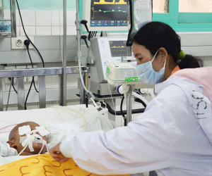 Vụ bé trai 4 tuổi nghi bị dượng say xỉn dùng kéo đâm xuyên mắt, chấn thương não: Đang thở máy, tiên lượng rất nặng