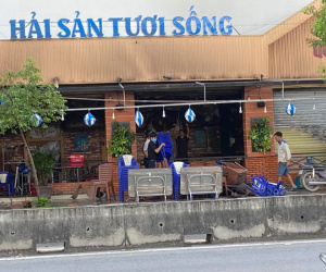 Sau tiếng nổ lớn, quán hải sản tươi sống bốc cháy ngùn ngụt