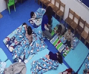 Giáo viên bắt học sinh 3 tuổi đứng ngoài cửa giữa lạnh rét: 'Đây bài học đắt giá với tôi'