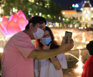 Ghen tị 'nổ đom đóm mắt' với chùm ảnh các couple tay trong tay đêm Giáng sinh