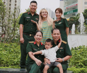 Hậu Hoàng khoe ảnh gia đình '3 đời làm quân nhân' nhưng dân tình chỉ dán mắt vào chi tiết đặc biệt: Đúng là con nhà gia giáo, quá tinh tế!
