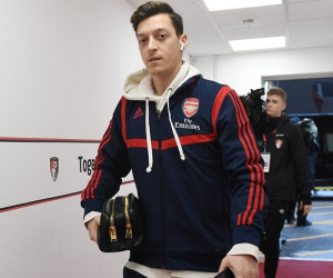 Mesut Oezil chịu giảm lương, chuẩn bị chia tay Arsenal