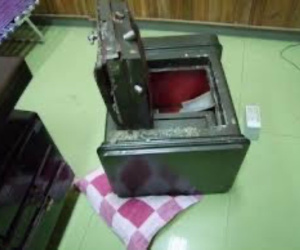 Trộm đi ô tô vào nhà dân khuân cả két sắt mang đi