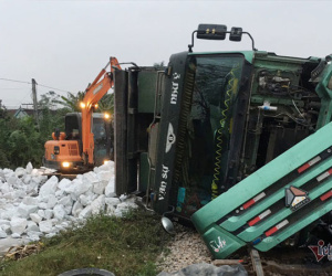 Xe tải chở đá trắng lật úp trên đường sắt, tàu Bắc - Nam tê liệt 4 tiếng