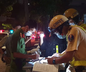 Cái kết của 3 thanh niên 'tống ba' trên xe máy, trêu chọc CSGT Đội Bàn Cờ
