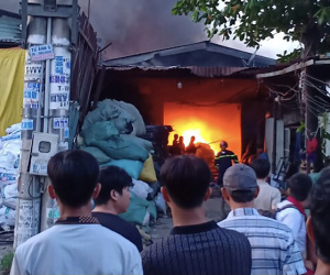 Hai xưởng nhựa cháy ngùn ngụt