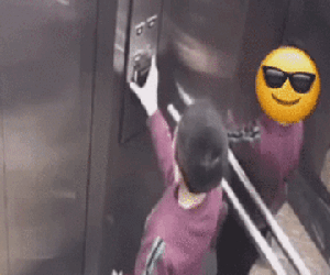 Bé trai 'trổ tài sửa chữa' phá tung bảng điều khiển thang máy khiến nhiều người kinh hãi