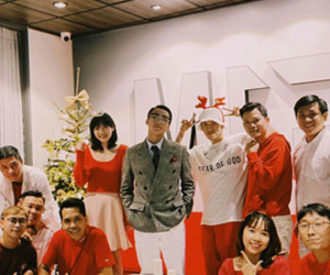 'Chủ tịch' Sơn Tùng đăng ảnh mừng Giáng sinh bên nhân viên