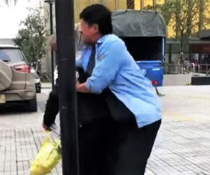 Ngăn khách lên 'xe buýt dù', nam thanh niên bị đánh túi bụi