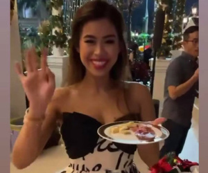 Anh em gia tộc Johnathan Hạnh Nguyễn đồng loạt khoe tiệc Giáng sinh tại căn biệt thự phát sáng long lanh với cả trăm khách mời, Hà Tăng còn khen Tiên Nguyễn vì tận tay làm điều này!