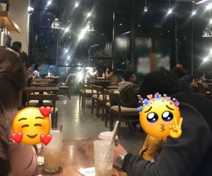 Cuối tuần dắt cả nhà tới quán cà phê 'đổi gió', ông bố chỉ làm hành động nhỏ liền được khen cách dạy con khéo!