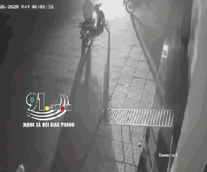 Video: Xe tải nổ lốp, húc bay 3 xe máy rồi cuốn người phụ nữ vào gầm