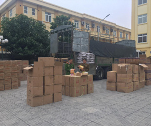 Hà Nội: Phát hiện hơn 10 tấn bánh kẹo không rõ nguồn gốc chuẩn bị được đem bán cho học sinh tại các cổng trường
