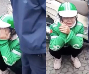 Cho khách mượn điện thoại, cô gái chạy xe ôm bị lừa, ngồi trên vỉa hè khóc rấm rứt
