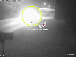 Clip: Khoảnh khắc ô tô biển xanh đâm vào container đang lùi khiến 4 người thương vong