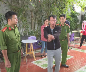 Xin về vì vợ sắp sinh, người đàn ông bị bạn nhậu đâm chết