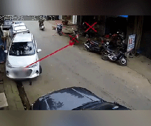 Video: Nữ tài xế lùi xe bất cẩn tông trúng ô tô phía sau rồi húc hàng loạt xe máy đổ rạp, người dân nháo nhào ra trợ giúp