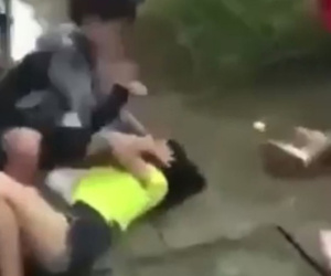 2 nữ sinh bị chặn đường đánh đập dã man giữa ban ngày