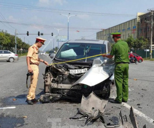 Tai nạn kinh hoàng giữa 3 ô tô trong khu công nghiệp ở Bình Dương