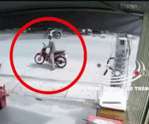 Video: Ngã xuống đường, người đàn ông bị xe ben cán thương tâm