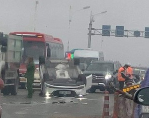 Hà Nội: Xe 4 chỗ hiệu Mazda lật ngửa sau khi tông giải phân cách trên cầu Vĩnh Tuy gây ùn tắc nghiêm trọng