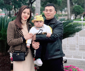 Câu chuyện xúc động về người chồng gồng gánh chăm vợ ung thư khi con mới 7 tháng tuổi, nhìn vợ mà bật khóc 'Cố lên em'