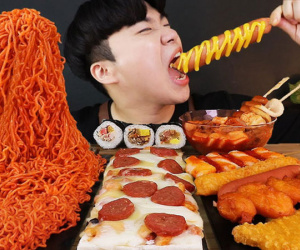 Vì sao cứ nửa đêm nhìn hình đồ ăn trên mạng lại làm chúng ta thấy đói?