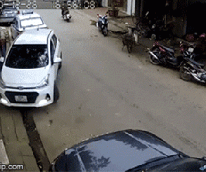 Nữ tài xế lùi ô tô đâm hàng loạt phương tiện trên đường