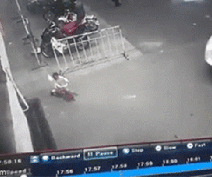 Bé trai đi xe đạp bị ô tô đâm trúng, 'nuốt trọn' vào gầm