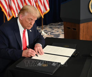 Trump úp mở 'tin tốt' về khoản cứu trợ cho người Mỹ