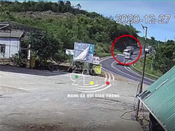 Video: Khoảnh khắc xe tải mất phanh tông xe 16 chỗ lộn nhiều vòng rồi lật nghiêng