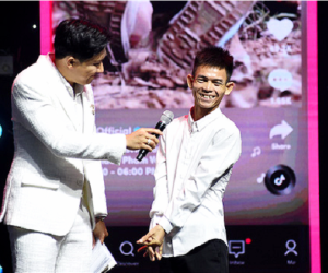 Chàng trai chăn bò Y Tiết khiến Trấn Thành 'choáng' với màn nhận giải TikTok Awards
