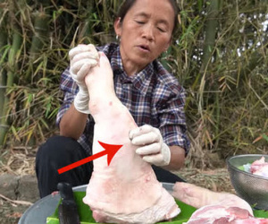 'Toang' ngay từ bước đầu tiên khi thử sức món mới, dân tình bất ngờ nhìn thành phẩm 'siêu to khổng lồ' của bà Tân vlog