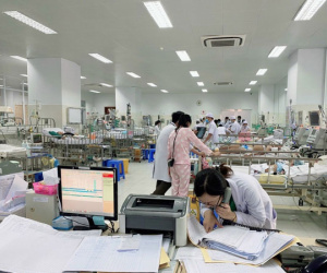 Bé trai 4 tuổi ngã vào xô nước trong nhà dẫn đến ngưng tim, ngưng thở