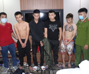 Bắt nhóm nam nữ 'bay lắc' trong khách sạn ở TP Vinh