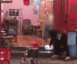 Clip: Nam thanh niên ngang nhiên phóng hoả khiến quán nước ở Hà Nội cháy ngùn ngụt, hàng chục người nháo nhào dập lửa