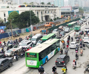 Phân luồng phương tiện qua công trường hầm chui Lê Văn Lương ra sao?