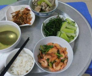 Mẹ chồng chuẩn bị cho mâm cơm cữ 4 món ngon lành còn soi mói nói hỗn, nàng dâu bị chồng gọi luôn taxi 'tiễn vong' sớm