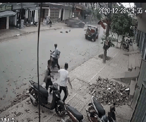 Clip: Đang ung dung 'buôn' chuyện trên vỉa hè thì chiếc xe tải chở ga đùng đùng lao tới, các 'tiểu thương' bỏ cả xe tháo chạy toán loạn