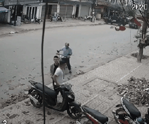Xe chở gas tông thẳng vào xe bán tải đang quay đầu, người dân hốt hoảng bỏ chạy