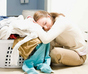 Luôn trách mắng vợ ăn bám chồng, tôi chết lặng trong một lần về nhà đột ngột lúc trưa